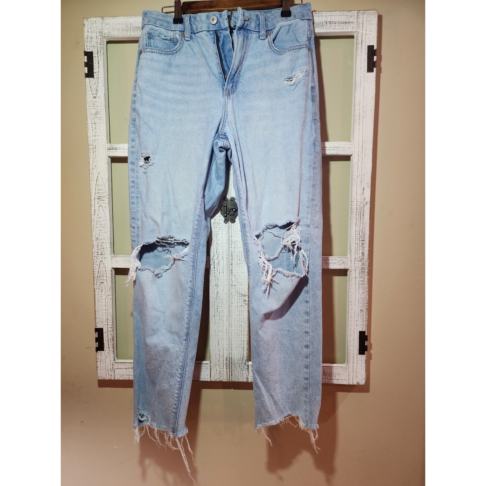 American Eagle Strigid Distressed Mom Jeans Light Wash Raw Hem Womens 6 Short
